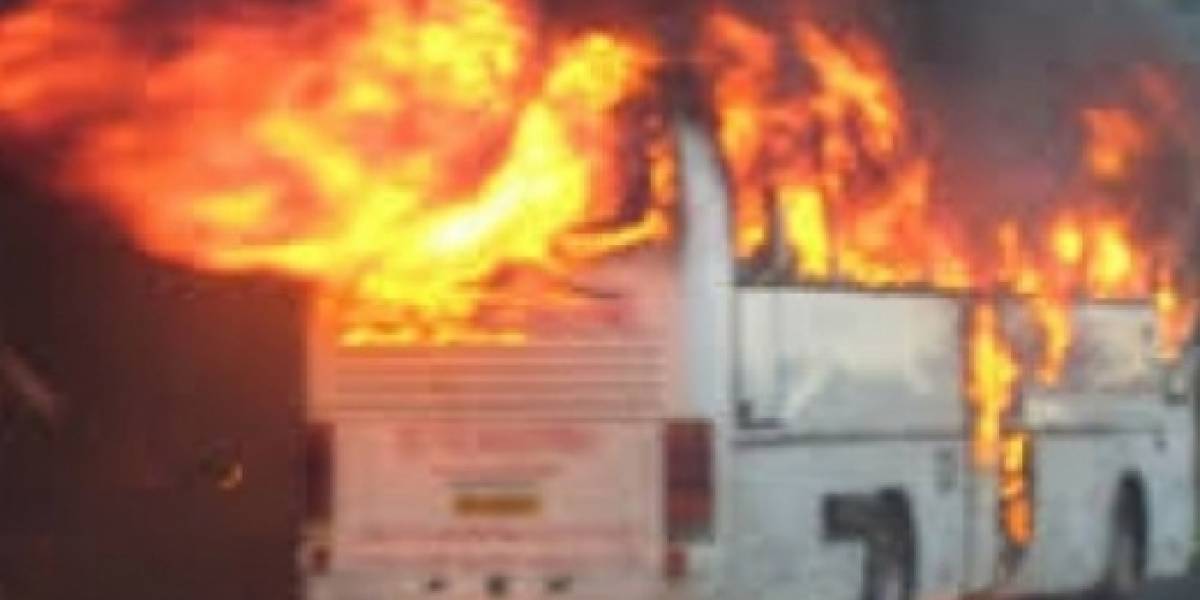 Tmerr/Shpërthen në flakë autobusi plot me turistë në qendër të Krujës