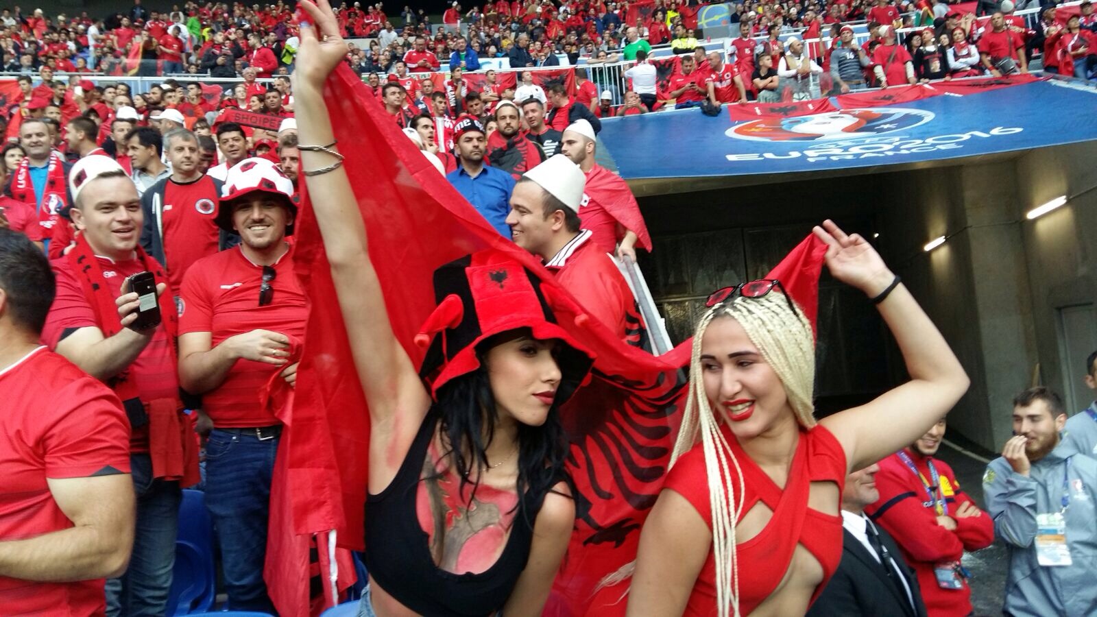 TIFOZET KUQ E ZI PARA NDESHJES ME RUMANINE - /r/n/r/nALBANIAN FANS