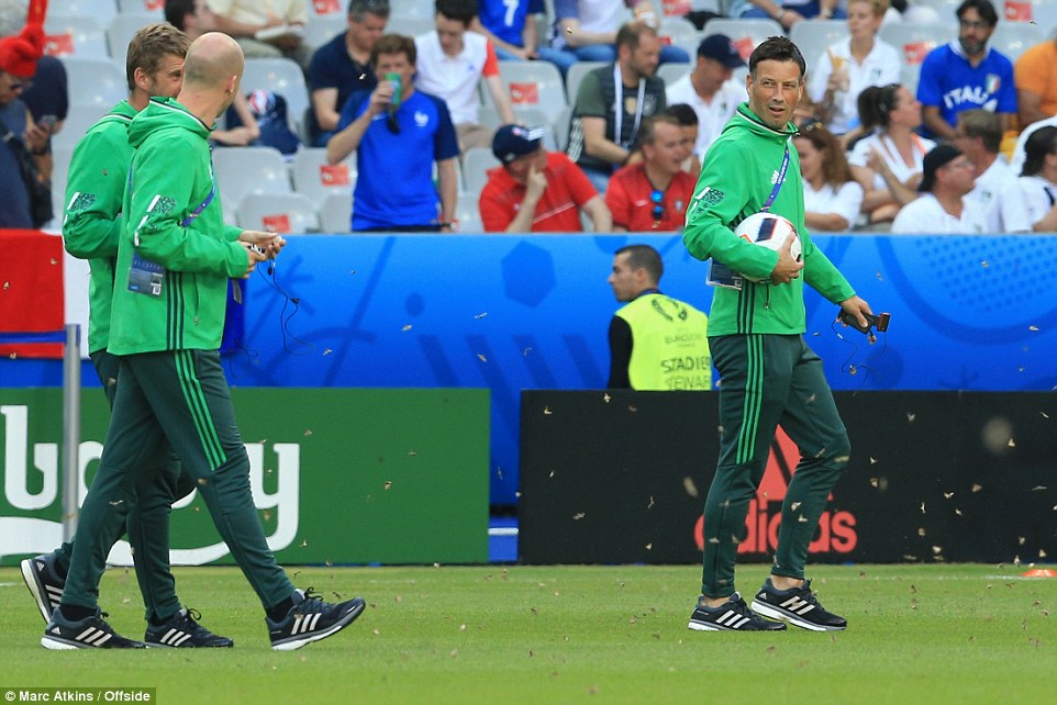 3623041F00000578-3683490-Clattenburg_and_his_fellow_match_officials_are_surrounded_by_the-a-8_1468225804244