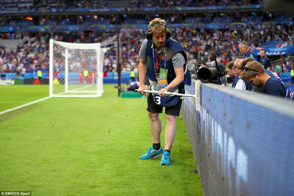 36241B8900000578-3683490-A_member_of_staff_attempts_to_clear_the_advertising_boards_of_th-a-12_1468225804251