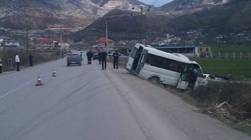 Aksidentohet furgoni me turistë amerikanë në Tepelenë, arrestohet shoferi