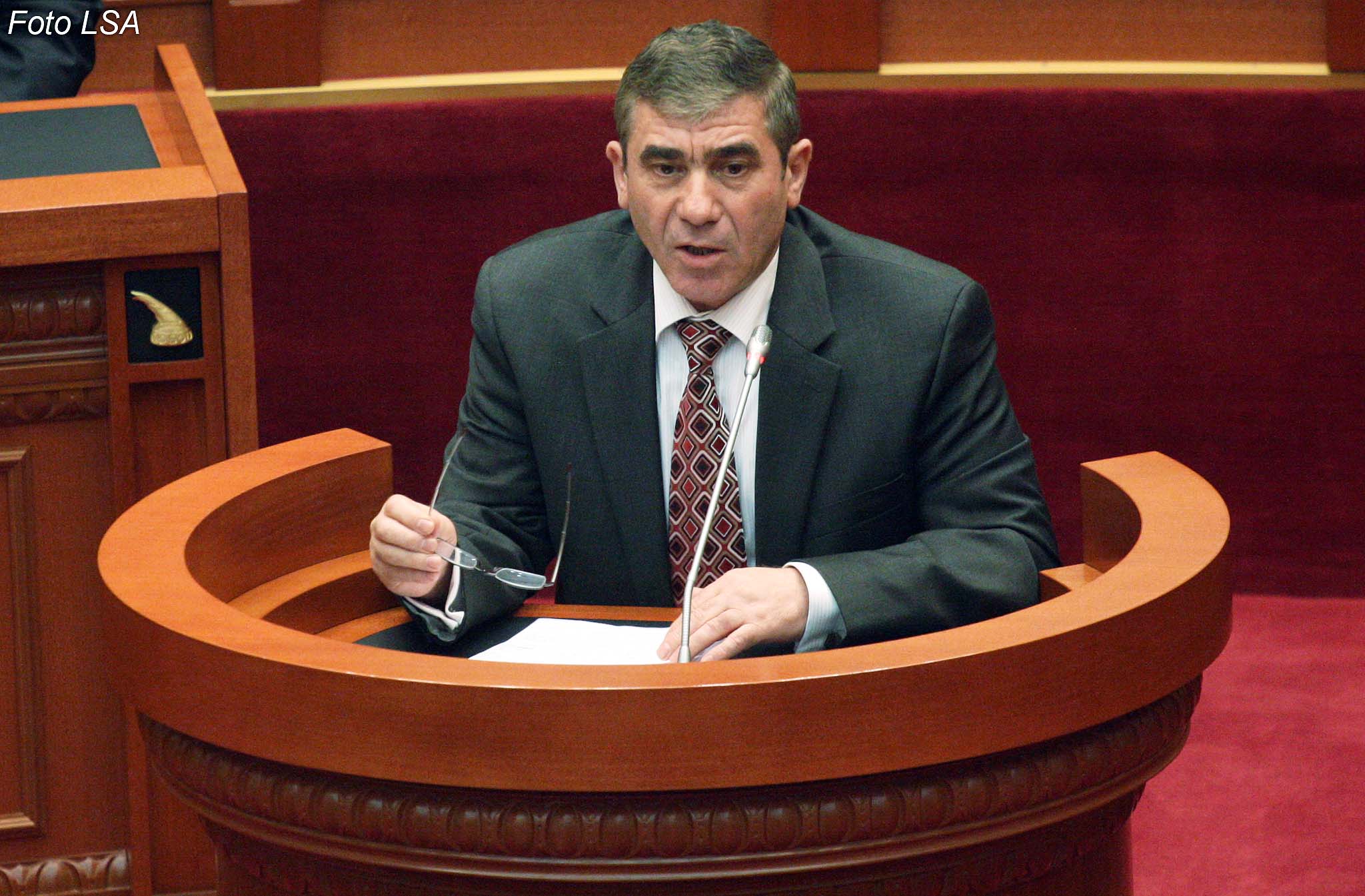 Deputeti i PD Sherefedin Shehu, duke folur gjate nje seance parlamentare, ku eshte shqyrtuar projekt ligji "Per percaktimin e formes dhe struktures se formules se privatizimit te shoqerise "Albpetrol" sh.a. Patos".