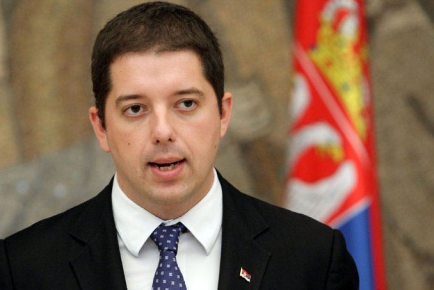 Udheheqësi serb hyn i fshehur në autoambulancë