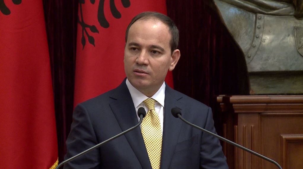 Presidenti Nishani uron besimtarët e krishterë: Perëndia të bekojë zemrat e shqiptarëve
