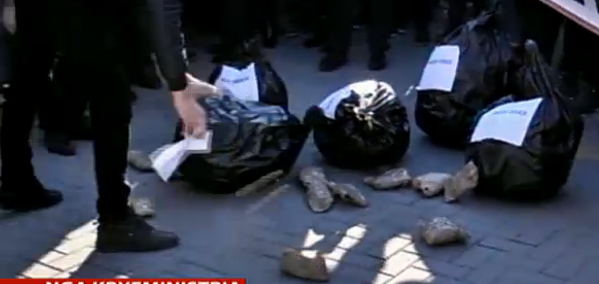 FOTO/ FRPD hedh “hashash” dhe qese me plehra përpara Kryeministrisë