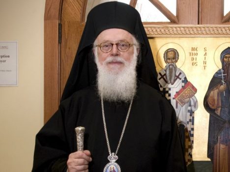 Kryepeshkopi Janullatos: Krishtlindje të gëzuara! Viti i ri qoftë i bekuar!