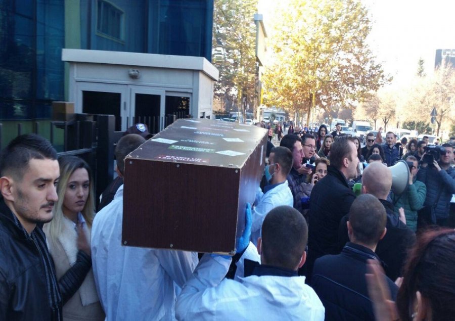 VIDEO-FOTO/ ‘Shëndetësia vdiq’. Të rinjtë e FRPD protestë me arkivol tek zyra e Ilir Beqaj