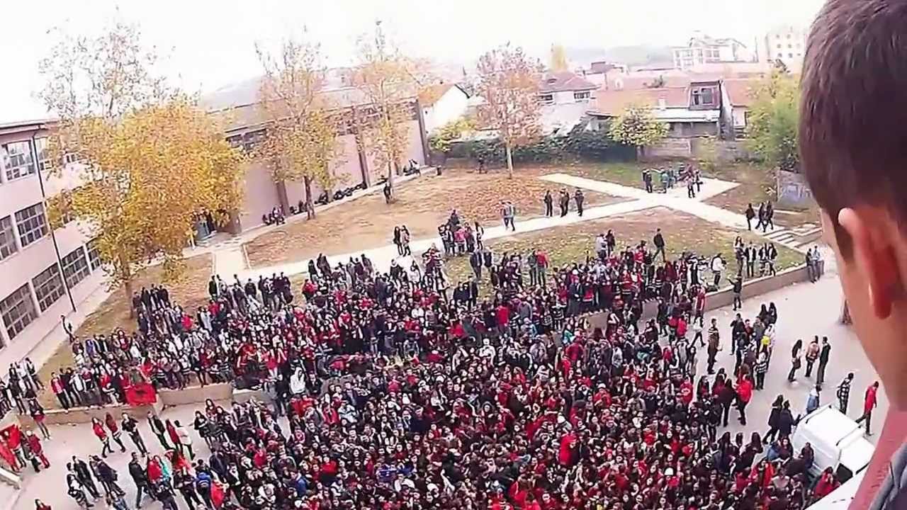 Plas në gjimnazet e Tiranës. Bojkotojnë mësimin. Solidarizohen me “çadrën”
