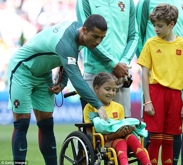Cristiano Ronaldo emocionon vajzën e ulur në karrige me rrota